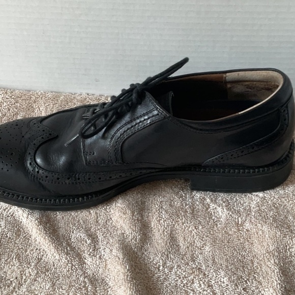 Dockers Black Leather Oxfords with Wingtip Design - Picture 6 of 9
